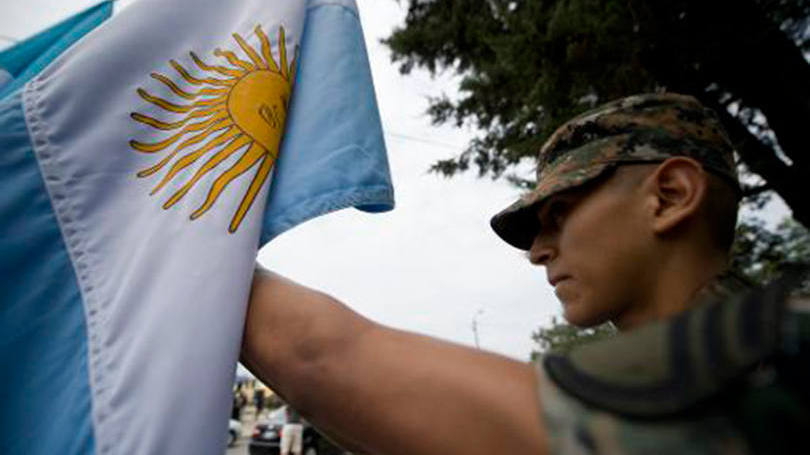 Soldado segura bandeira argentina: país rejeitou as demandas dos fundos NML Capital e Aurelius, fundos 'abutres' que estão cobrando pagamento de bônus.