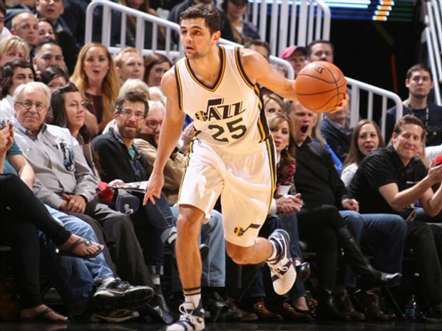 Brasileiro anotou 15 pontos na partida e agora a franquia de Utah ocupa a nona colocação da conferência oeste, próxima de alcançar a pós-temporada
