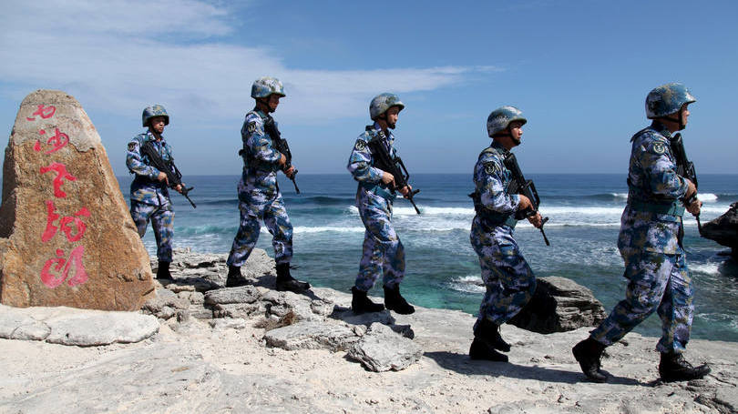 Soldados chineses: trata-se do mesmo território onde uma embarcação militar norte-americana navegou no final de janeiro
