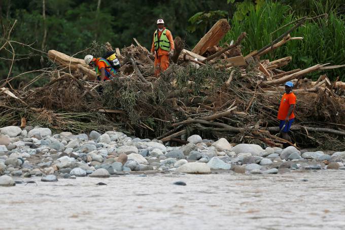O deslizamento, ocorrido à meia-noite de sexta-feira pelo transbordamento de três rios após fortes chuvas, deixa 262 mortos e mais de 200 desaparecidos