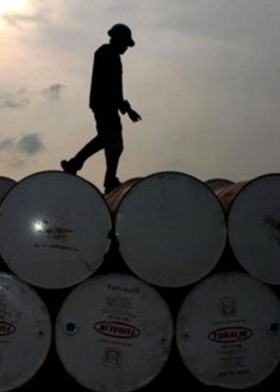 Nos primeiros cinco meses de 2016, os Estados Unidos compraram a Angola cerca de 173.000 barris de crude por dia, que foi então o melhor registo desde 2013