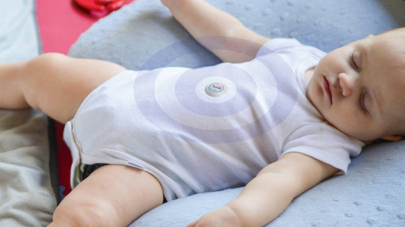 BabyHug: o button deve ser colocado na roupa do bebê