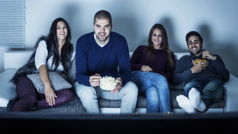 Pessoas assistem a televisão: o aplicativo para smartphones, tablets, computadores e televisões reúne mais de 80 emissoras