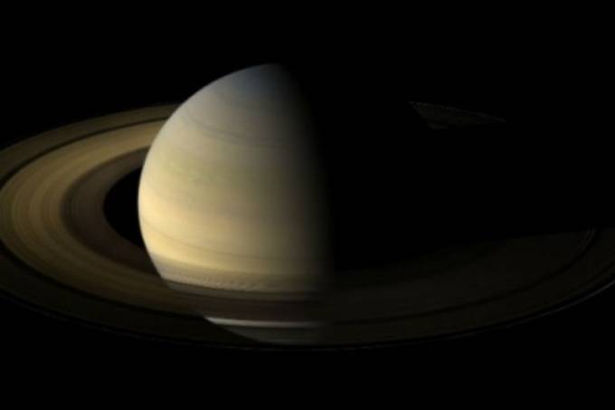 A sonda Cassini realizará a primeira descida ao espaço inexplorado de 2.400 km entre Saturno e seus anéis