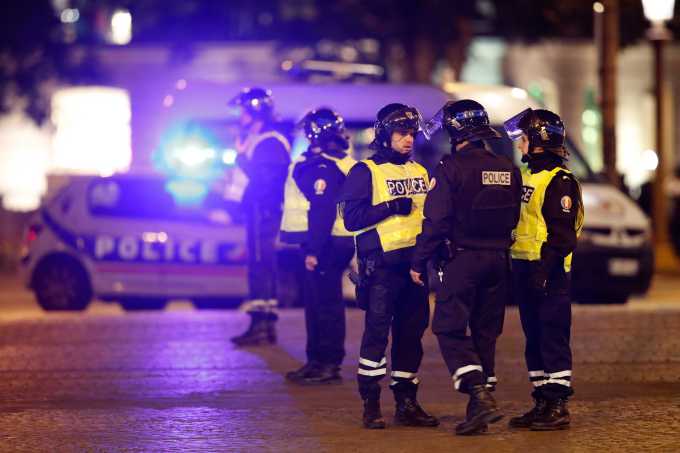Policiais foram deliberadamente atacados na avenida Champs Elysées, em Paris, segundo o ministro do Interior da França