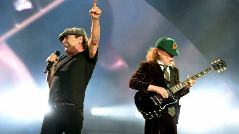 Brian Johnson e Angus Young: "ele corre o risco de perder totalmente a audição