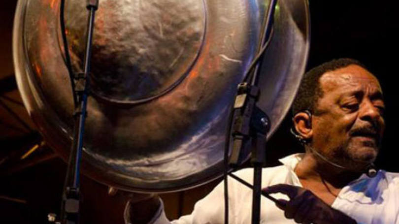 Naná Vasconcelos: eleito oito vezes o melhor percussionista do mundo, ele chegou a fazer parcerias com artistas como B.B. King e Ella Fitzgerald