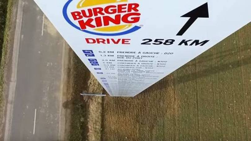 A instalação gigantesca dá as coordenadas para o Burger King, enquanto um banner menor indica o McDonald’s mais próximo dali