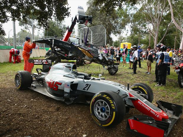 Fernando Alonso se envolveu em batida que deixou seu carro totalmente danificado, mas saiu ileso do acidente e passa bem 