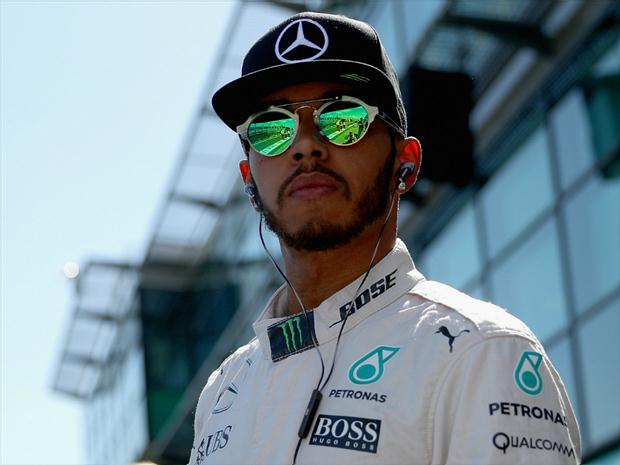 Hamilton responde críticas e diz que pilotos devem ser consultados sobre decisões