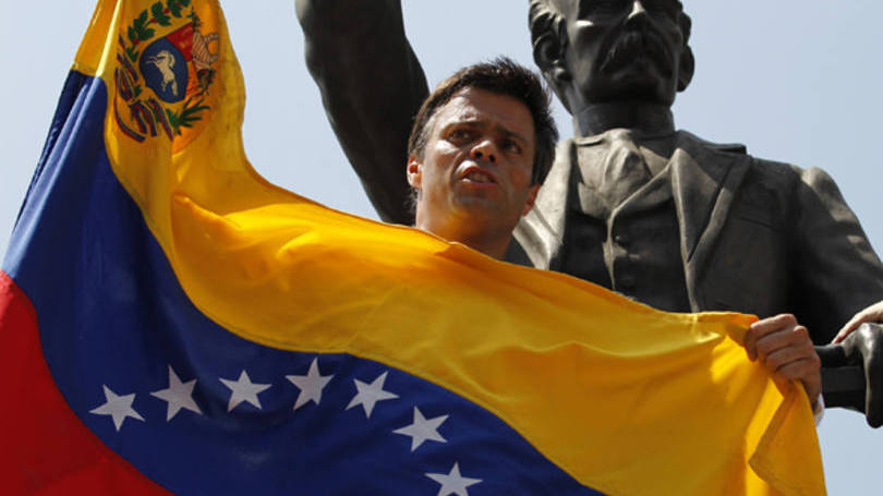 Líder opositor Leopoldo Lopez discursa na Venezuela: “ele nunca incentivou a violência. Ele está sendo perseguido por pensar de forma diferente”, diz esposa