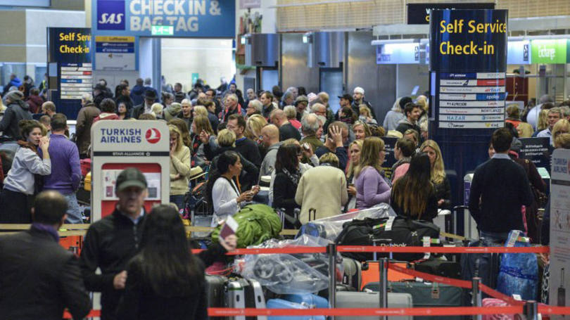 Aeroporto: o esquadrão antibomba inspeciona uma bolsa de plástico abandonada, após receber um telefonema anônimo