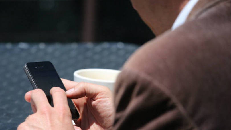 Homem mexendo no celular: representantes do Departamento de Justiça e da Apple não quiseram comentar