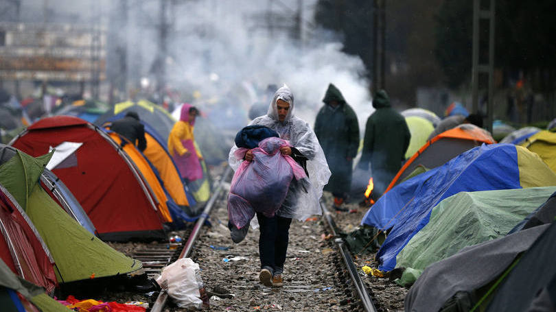 Menino em campo de migrantes na fronteira entre a Macedônia e a Grécia