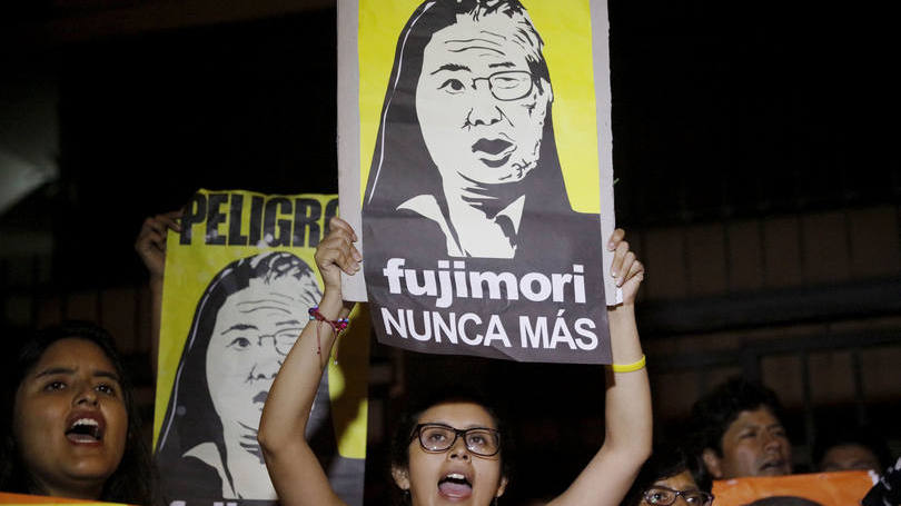 Protestos contra Fujimori: seu pai, que governou de 1990 a 2000, derrotou a guerrilha do Sendero Luminoso, combateu a inflação e está preso por massacres e corrupção