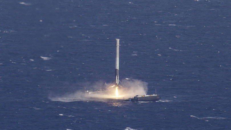 SpaceX: as imagens ao vivo mostraram o primeiro estágio do Falcon 9 que pousava corretamente sobre a plataforma de um drone marítimo, depois de fracassarem quatro vezes