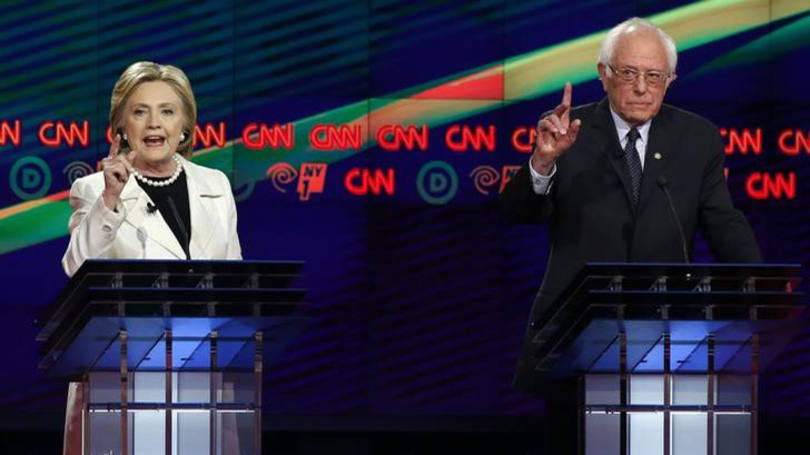 Clinton e Sanders: logo na abertura do debate o senador por Vermont questionou a "capacidade de julgamento" de Clinton na hora de tomar decisões