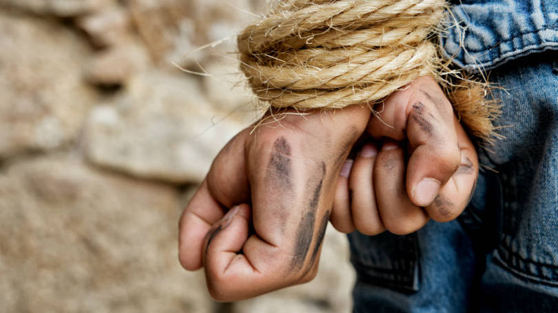 Homem com os punhos amarrados: levantamento da RSF mostra que violações contra liberdade de imprensa e jornalistas aumentaram em todo o mundo