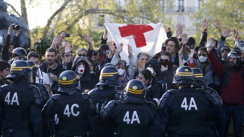 Policiais e policiais se enfrentam em protesto na França no Dia do Trabalho