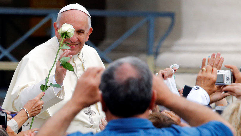 Papa Francisco pede "harmonia e paz" ao saudar audiência em português no Vaticano, se dirigindo aos brasileiros.