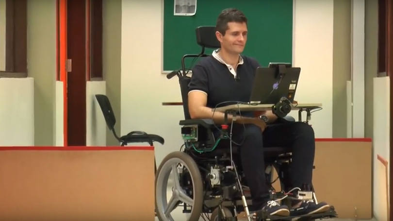 Cadeira de rodas controlada por expressões faciais: o equipamento ainda é considerado experimental e de alto custo