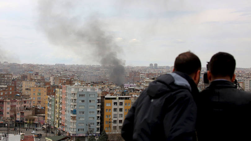 Confrontos: os agentes feridos foram hospitalizados e a operação policial em curso foi reforçada com forças adicionais