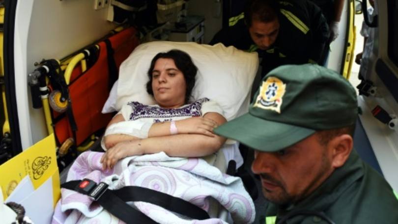 Turista mexicana ferida no deserto do Egito durante uma operação militar que os confundiu com jihadistas é levada ao aeroporto, no Cairo