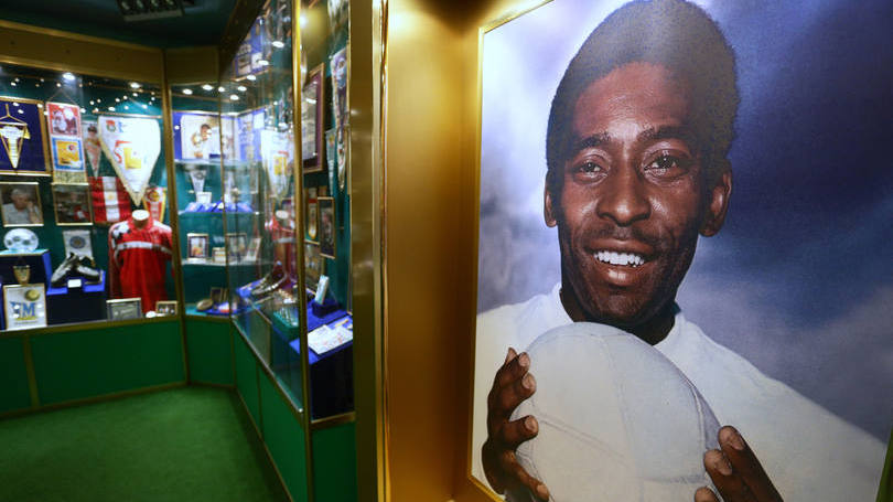 Pelé: não é raro escutar o som de tiros na cidade, uma das 'capitais' dos rebeldes pró-Rússia, mas o museu, seus muros verdes e amarelos, nas cores da bandeira do Brasil, a estátua em bronze de Pelé e a imensa bola que decora a entrada parecem tirados de um sonho