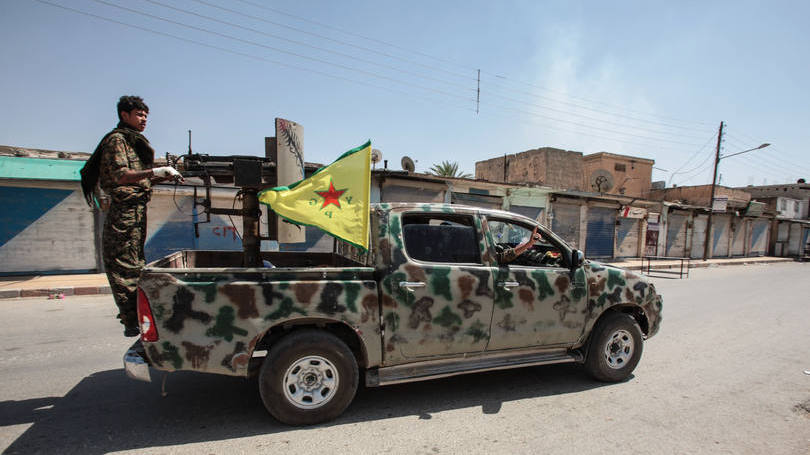 Rebeldes curdos na zona de Tel Abiad: Kweis disse ter viajado dos EUA a Londres em dezembro de 2015 e seguido para Amsterdã, na Holanda, e depois para a Turquia