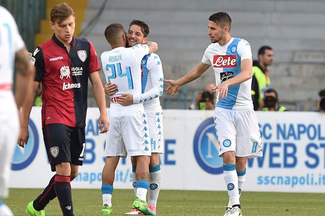 Vitória por 3 a 1 colocou a equipe napolitana à frente do Roma na tabela