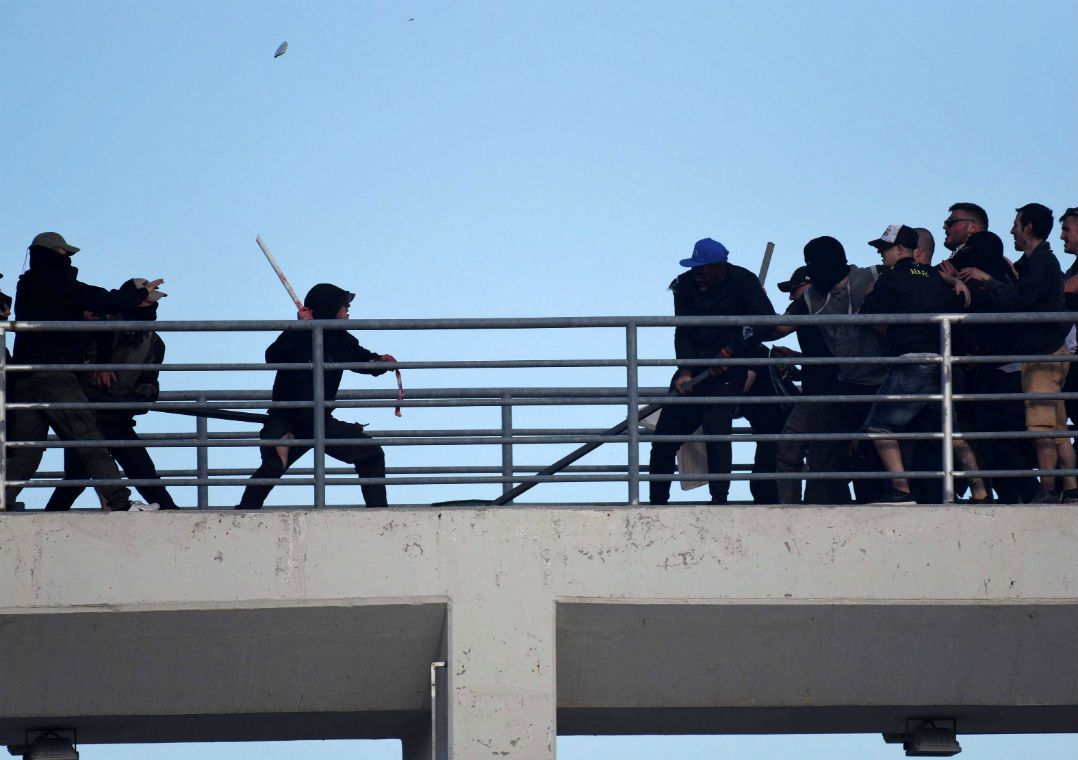 Jogo entre PAOK e AEK foi adiado em cerca de uma hora por conta da briga entre torcedores