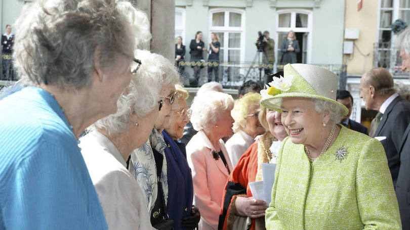 Rainha Elizabeth II: "Elas foram muito grosseiras com o embaixador", disse a rainha, referindo-se às autoridades chinesas