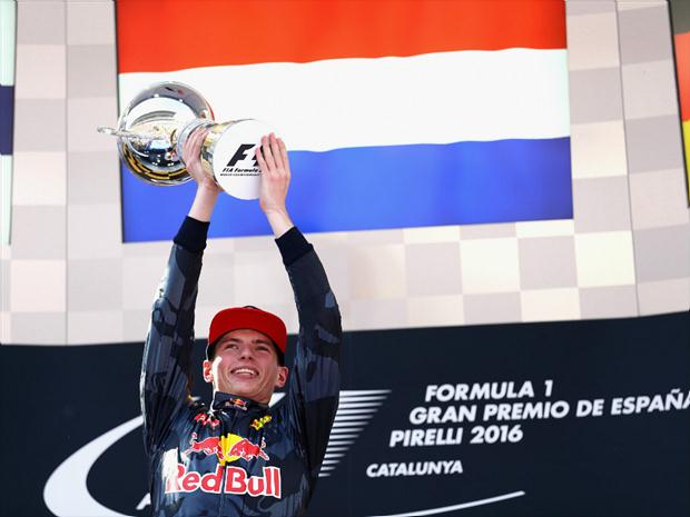 Depois de ver Rosberg e Hamilton se envolverem em um acidente logo na largada, Verstappen aproveitou para conquistar seu primeiro GP na carreira 