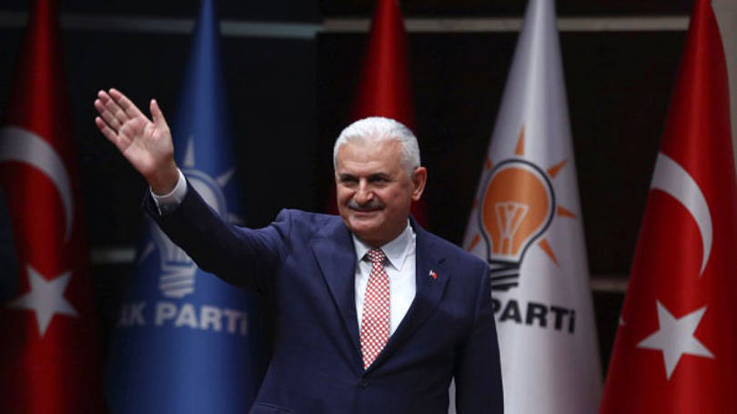 Binali Yildirim: a decisão foi anunciada pelo porta-voz do Partido da Justiça e do Desenvolvimento (AKP, islâmico-conservador), Omer Celik