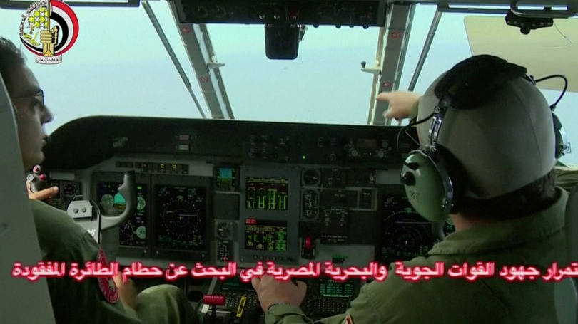EgyptAir: "A busca continua. Estamos retirando da água tudo o que encontramos", completa a nota oficial