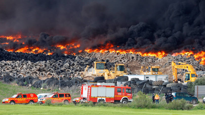 Incêndio: vários bombeiros trabalham na extinção do fogo, que segundo as autoridades locais pode durar uma semana