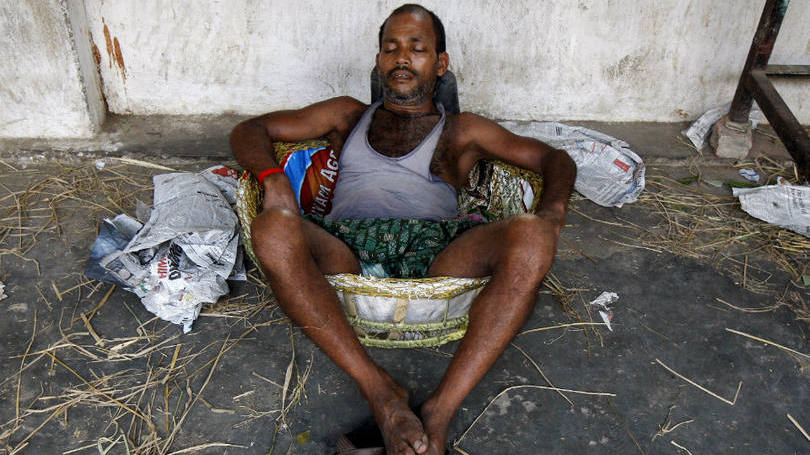 Indiano tira um cochilo em cesta durante dia de calor em Calcutá, Índia: números mostram que a temperatura média da Terra em abril estava 1,1º Celsius acima da média do século 20