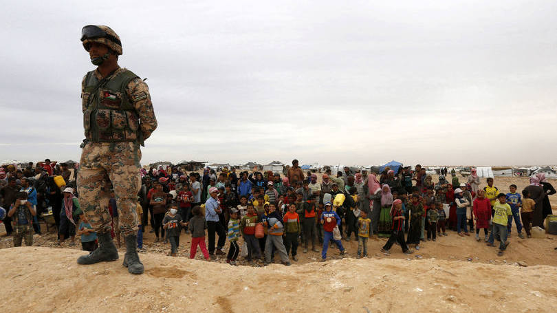 Refugiados sírios ficam presos na fronteira com a jordânia: "Mais de sessenta milhões de pessoas estão deslocadas atualmente", disse Jolie