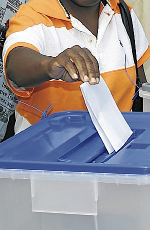 Acrescentou ainda que quanto à tarefa ligada  a promoção da discussão sobre a legislação que suporta as eleições autárquicas,