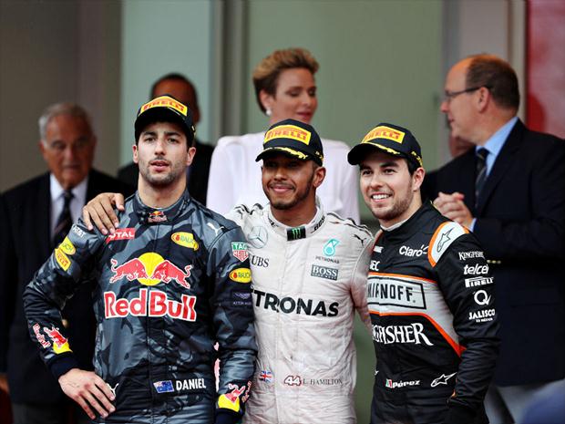 No pódio, Ricciardo não esboçou nenhum sorriso, mesmo com o segundo luga