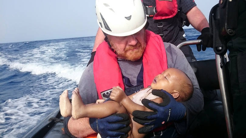 Socorrista segura bebê morto em naufrágio no Mediterrâneo: 45 corpos chegaram ao porto de Reggio Calabria, no sul da Itália, no domingo