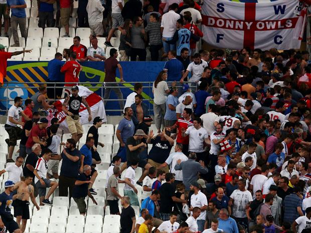 Briga nas arquibancadas durante a partida entre Inglaterra e França deixou feridos