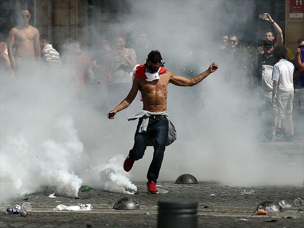 Torcedores ingleses foram presos após confusão na França