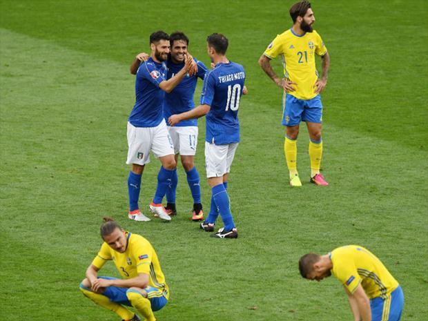 Italianos comemoram gol que classifica a seleção para as oitavas da Euro