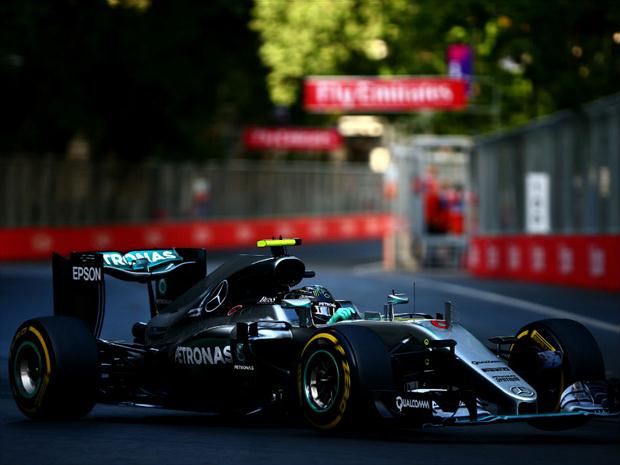 Líder do campeonato, Rosberg completou todas as 51 voltas em Baku na primeira posição 