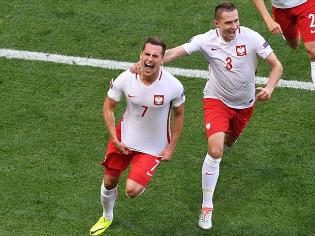O polonês Milik comemora o gol marcado contra a Irlanda da Norte