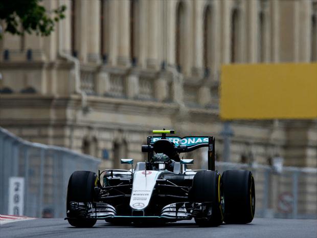 Apesar de batida no final da prova, Hamilton foi eficiente no treino no Azerbaijão