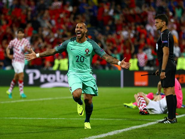 Após chute de Cristiano Ronaldo e defesa do goleiro croata Subasic, Quaresma apareceu para marcar de cabeça o gol da classificação portuguesa às semifinais