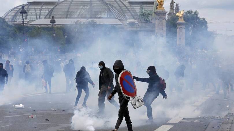 Manifestantes mascarados entram em confronto com a polícia francesa na Praça dos Inválidos, em Paris. A França vive um período de turbulências por conta das dezenas de protestos que acontecem por todo o país contra uma reforma trabalhista que o governo tenta colocar em prática. 
