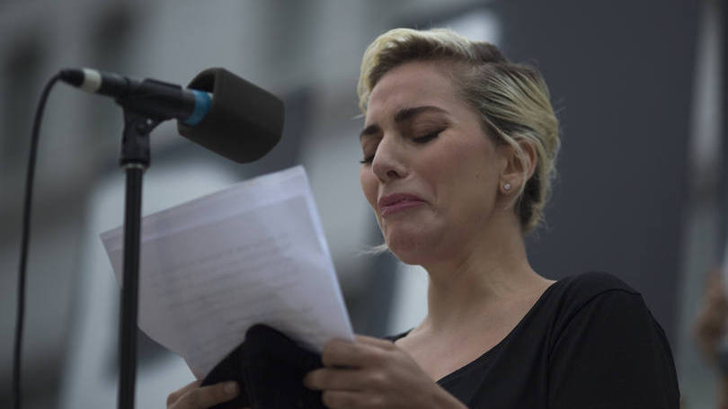 A cantora Lady Gaga se emociona durante discurso em memória das vítimas do massacre na boate gay Pulse, em Orlando. Na ocasião, Omar Mateen assassinou 49 pessoas e feriu 53 dentro da casa noturna, que celebrava a música latina em uma festa temática. Acredita-se que o crime tenha sido motivado pela homofobia. 